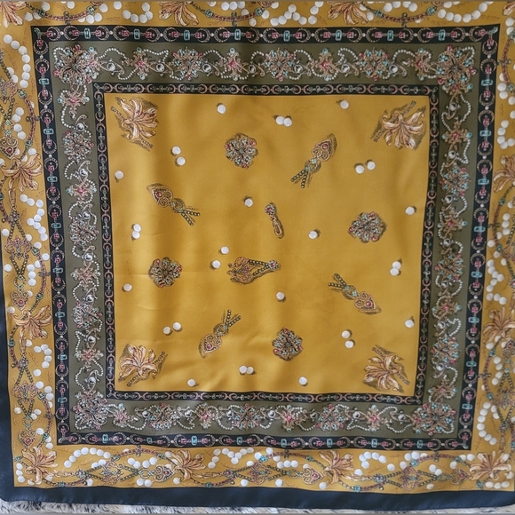 30 x 30 scarf - Picture 1 of 7